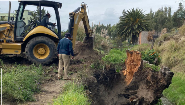 GAD PARROQUIAL PICAIHUA REALIZA LIMPIEZA DEL CANAL COLECTOR EN EL SECTOR LA ATARAZANA